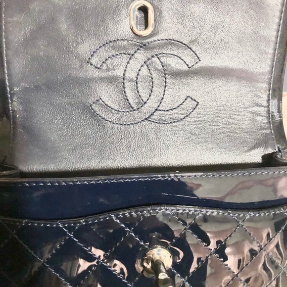 CHANEL navy patent leather shoulder flap bag - Picture 11 of 16